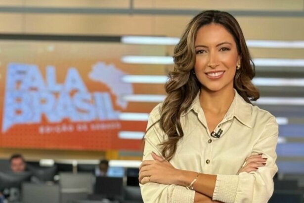 Paloma Poeta em foto posada no cenário do Fala Brasil, na RECORD