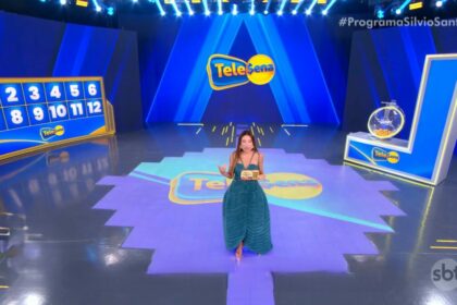 Patricia Abravanel de vestido verde no centro do palco da Tele Sena de São João 2025