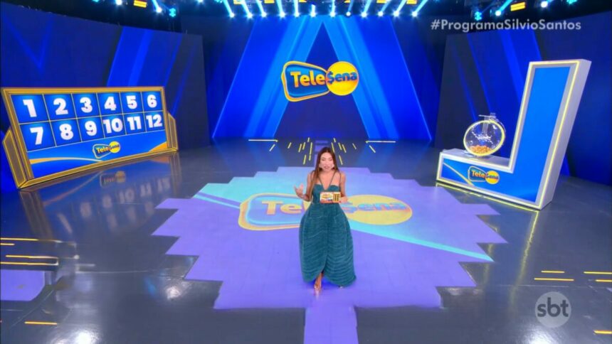 Patricia Abravanel de vestido verde no centro do palco da Tele Sena de São João 2025