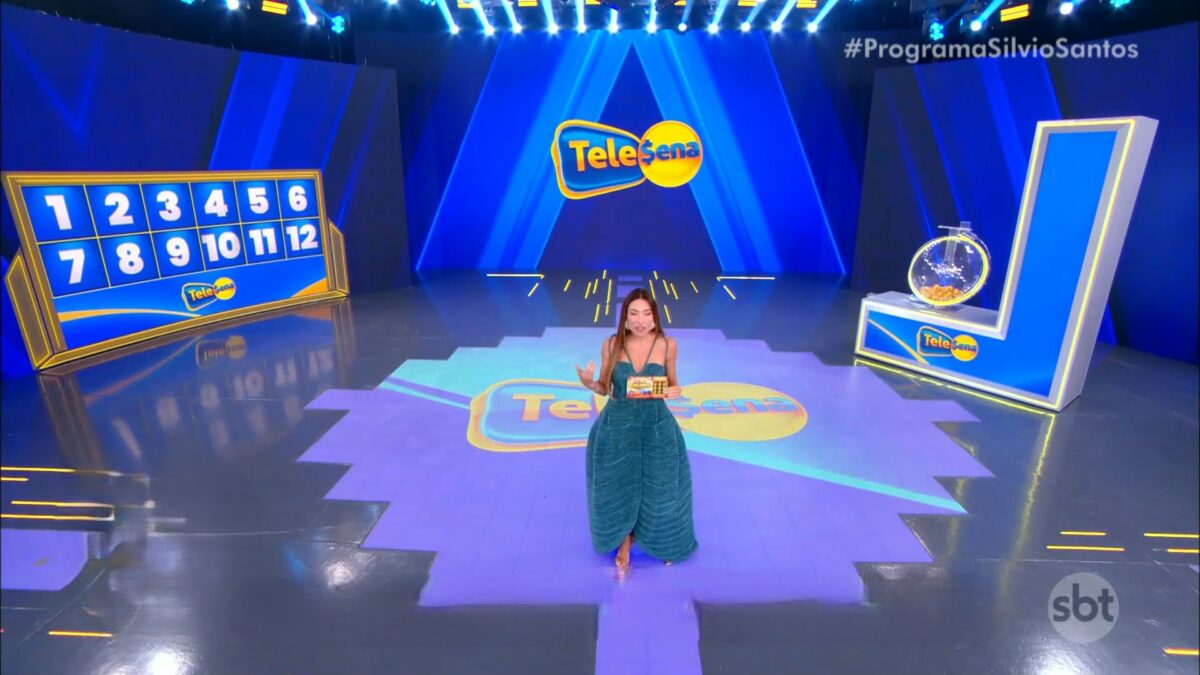 Patricia Abravanel de vestido verde no centro do palco da Tele Sena de São João 2025