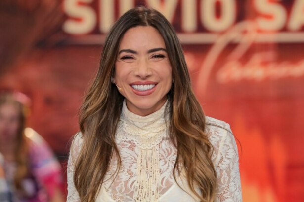 Patricia Abravanel sorrindo no cenário do Programa Silvio Santos