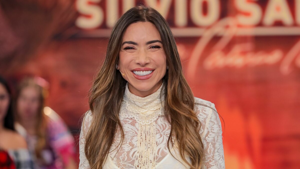 Patricia Abravanel sorrindo no cenário do Programa Silvio Santos