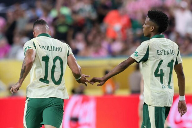 Paulinho e Estevão em campo com a camisa do Palmeiras, em jogo da Copa do Mundo de Clubes
