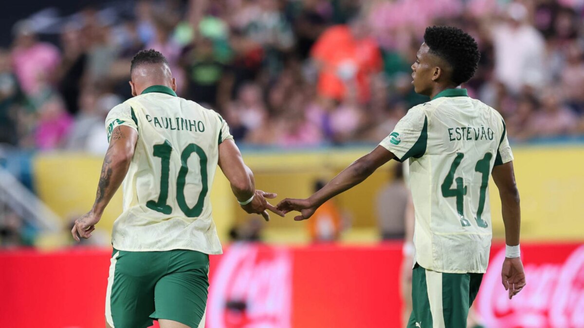 Paulinho e Estevão em campo com a camisa do Palmeiras, em jogo da Copa do Mundo de Clubes