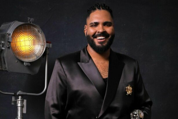 Paulo Vieira sorridente, em foto posada