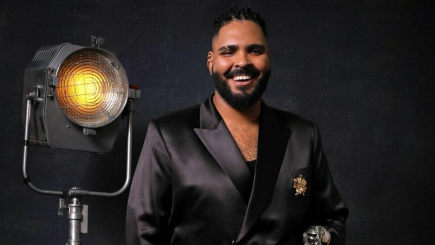 Paulo Vieira sorridente, em foto posada