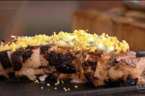 Picanha suína com purê de batata baroa assada em destaque no cenário do É de Casa