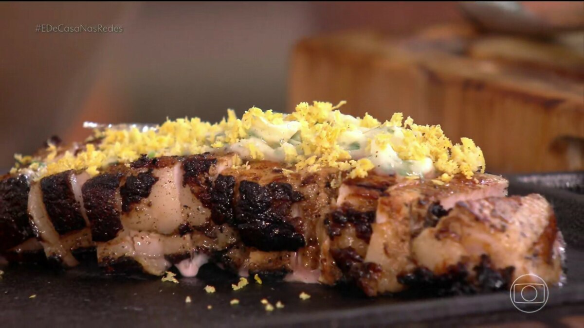 Picanha suína com purê de batata baroa assada em destaque no cenário do É de Casa