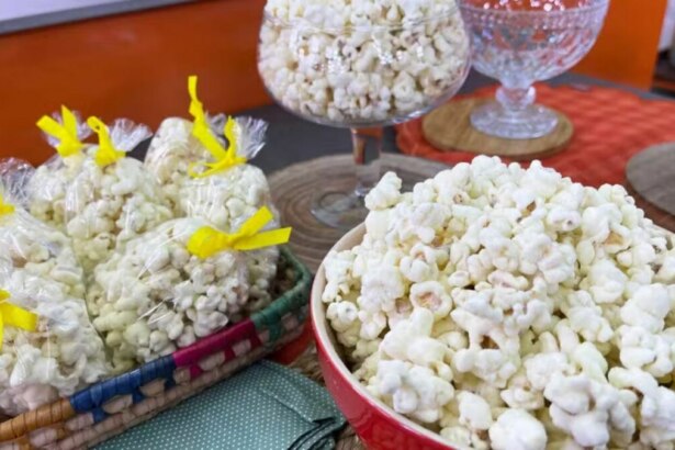 Potes de vidro com a receita de Pipoca Doce do Mais Você