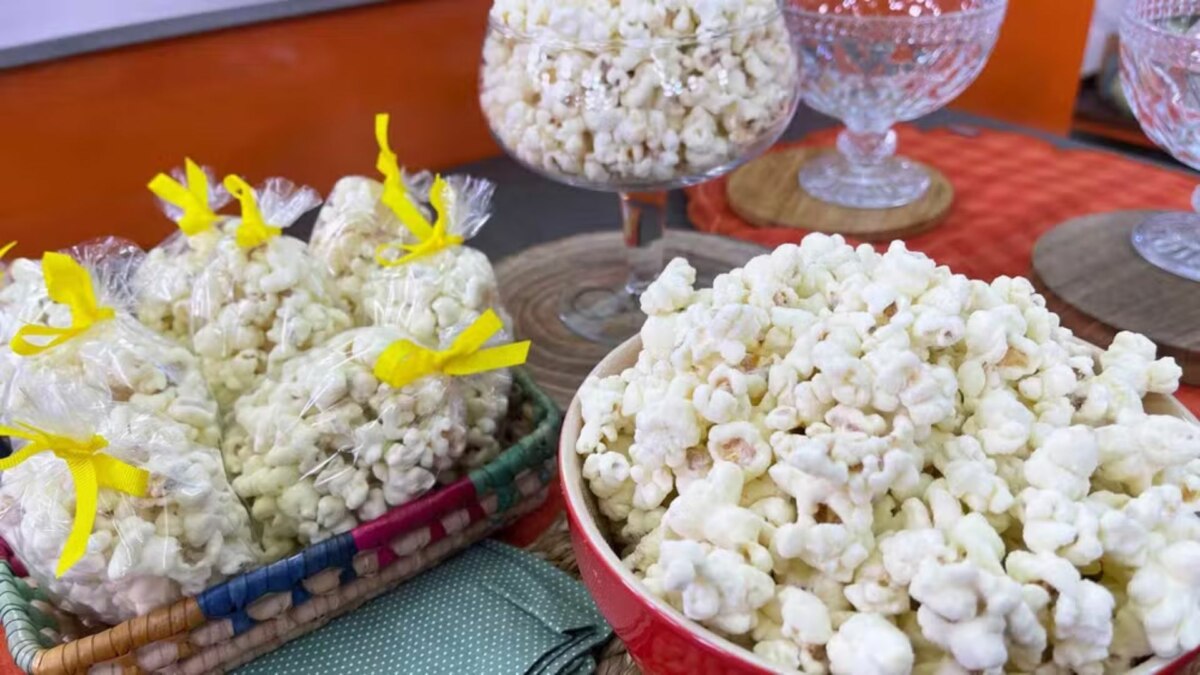Potes de vidro com a receita de Pipoca Doce do Mais Você