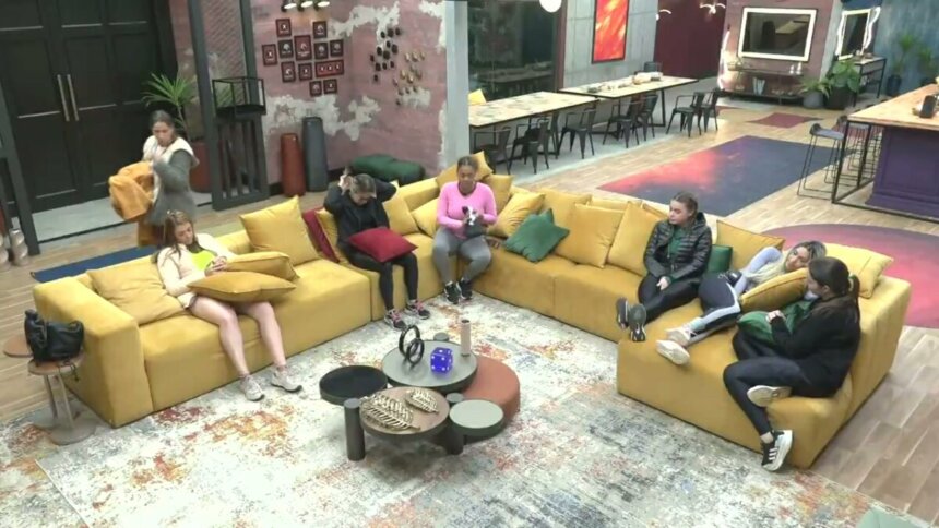 Mulheres se reúnem na sala do Power Couple Brasil para a 8ª Prova da temporada