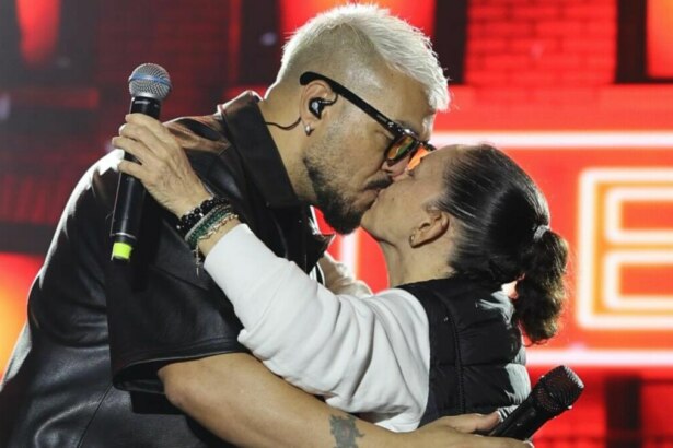 Prefeita beijando Belo no palco de show no interior da Bahia