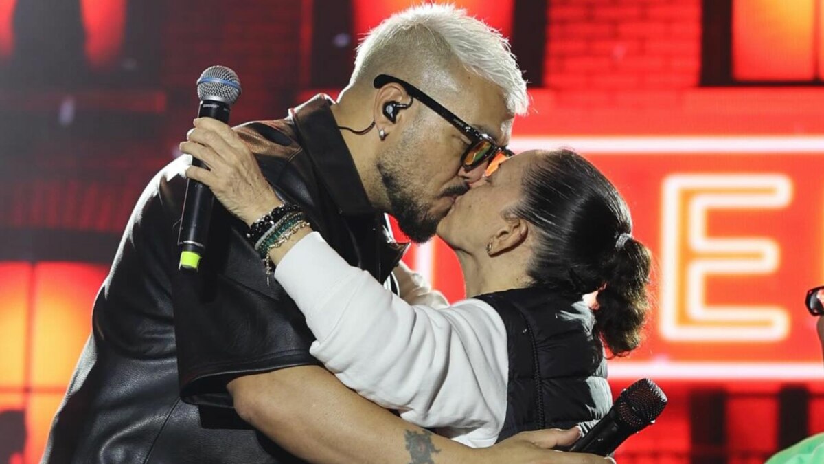 Prefeita beijando Belo no palco de show no interior da Bahia
