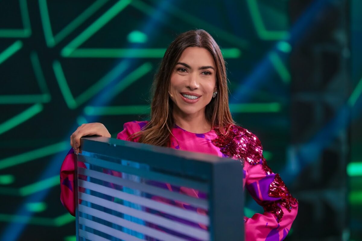 Patricia Abravanel sorridente nos bastidores do Show do Milhão