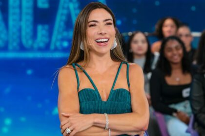 Patricia Abravanel sorridente no cenário do Programa Silvio Santos