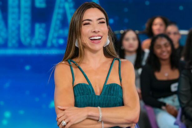 Patricia Abravanel sorridente no cenário do Programa Silvio Santos