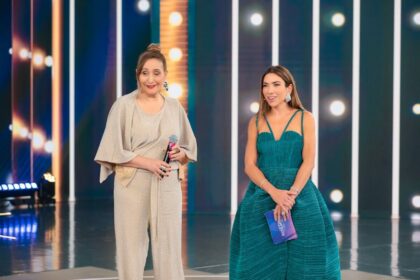 Sonia Abrão em pé ao lado de Patricia Abravanel no cenário do Programa Silvio Santos