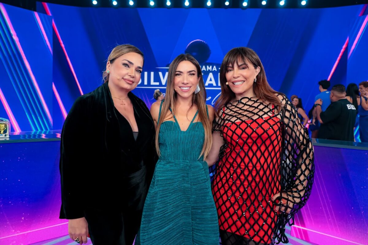 Nani Venâncio, Patricia Abravanel e Márcia Goldschmidt se abraçam no cenário do Jogo das 3 Pistas