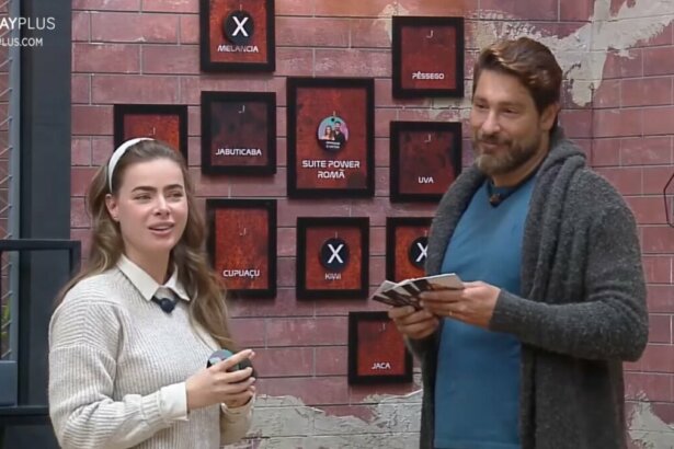 Rayanne e Victor em frente ao quadro da divisão de quartos no Power Couple Brasil 7