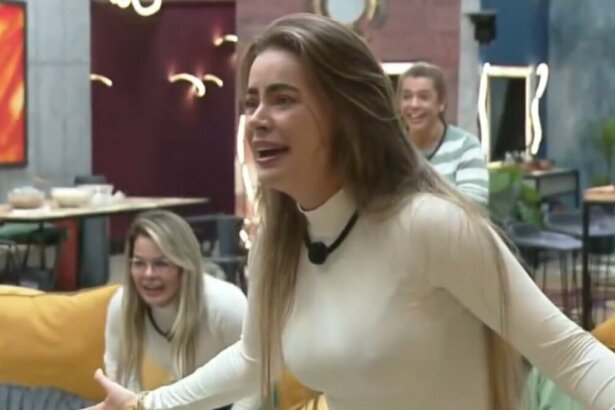 Rayanne gesticulando com as mãos na sala do Power Couple