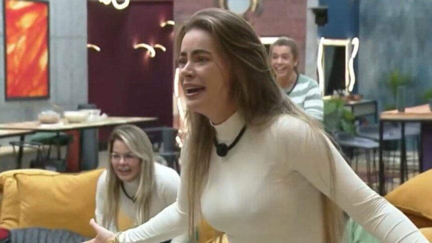 Rayanne gesticulando com as mãos na sala do Power Couple