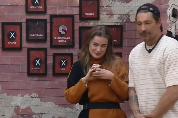 Rayanne e Victor em frente ao quadro da divisão de quartos no Power Couple Brasil 7
