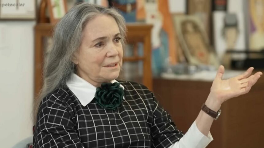 Regina Duarte vestida de blusa xadrez em trecho de entrevista ao Domingo Espetacular