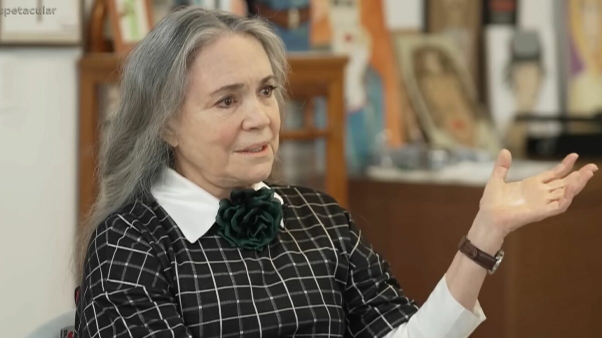 Regina Duarte vestida de blusa xadrez em trecho de entrevista ao Domingo Espetacular