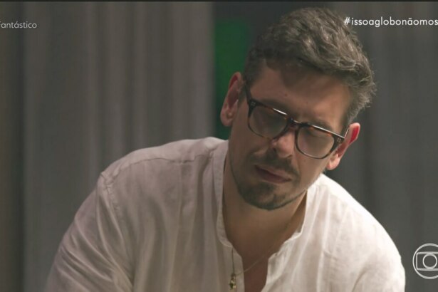 Renato (João Vicente de Castro) desmaiando em cena de Vale Tudo que virou meme no Isso a Globo Não Mostra