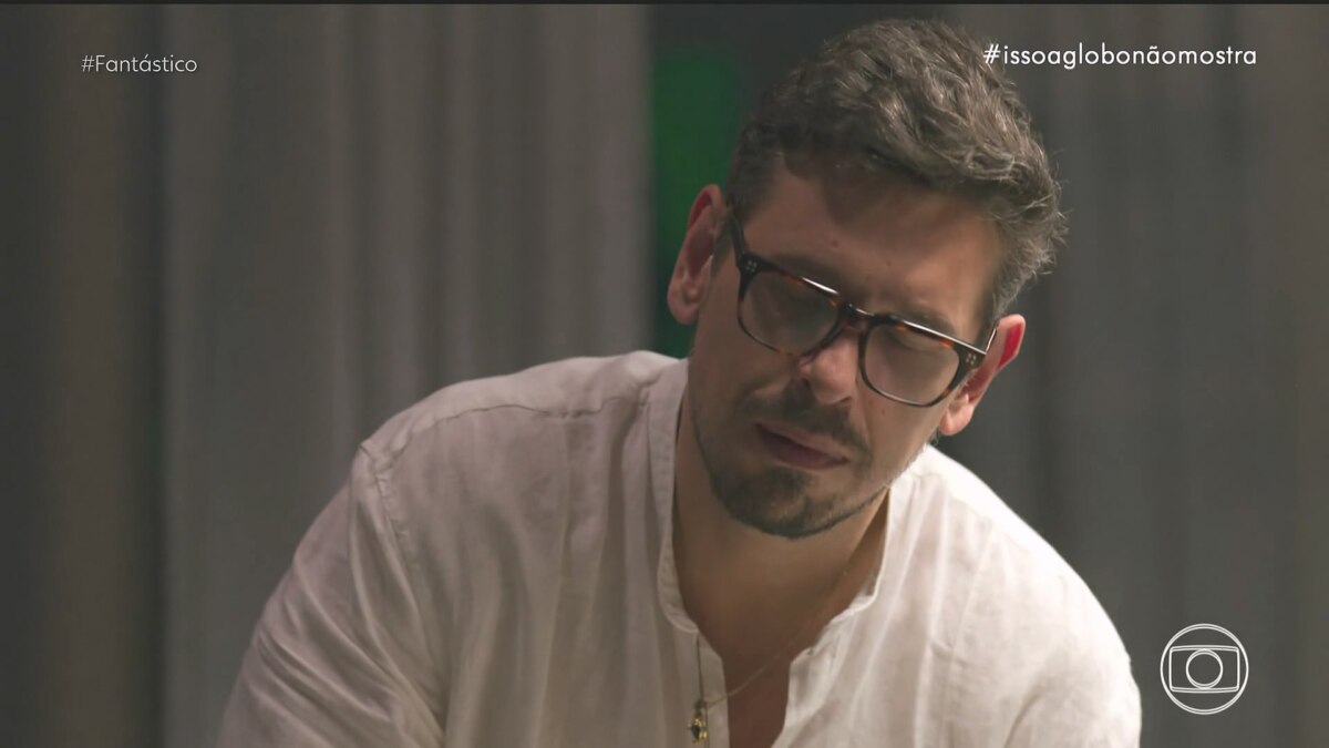 Renato (João Vicente de Castro) desmaiando em cena de Vale Tudo que virou meme no Isso a Globo Não Mostra