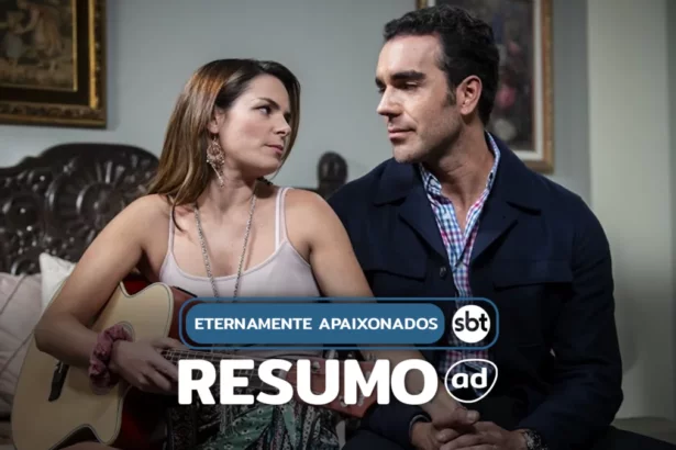 Casal de protagonistas se olham apaixonados. Eles estão sentados em uma cama e ela segura um violão em cena da novela mexicana. A imagem está na arte do resumo de Eternamente Apaixonados.