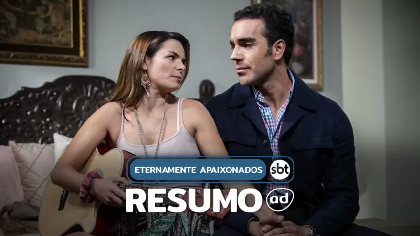 Casal de protagonistas se olham apaixonados. Eles estão sentados em uma cama e ela segura um violão em cena da novela mexicana. A imagem está na arte do resumo de Eternamente Apaixonados.