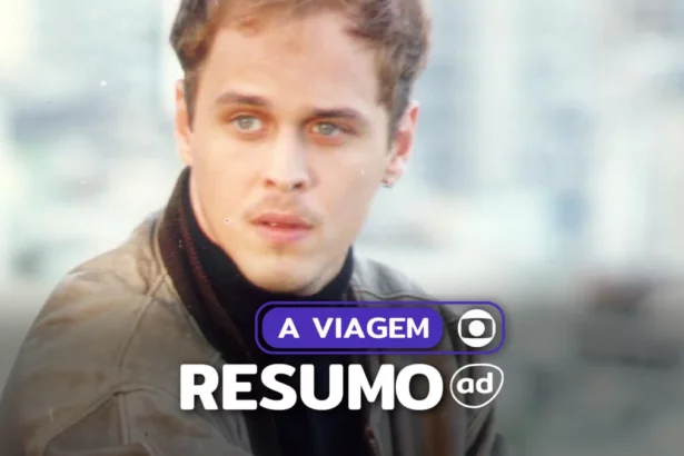 Alexandre (Guilherme Fontes) sentado na arte do resumo da novela A Viagem