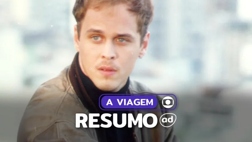 Alexandre (Guilherme Fontes) sentado na arte do resumo da novela A Viagem