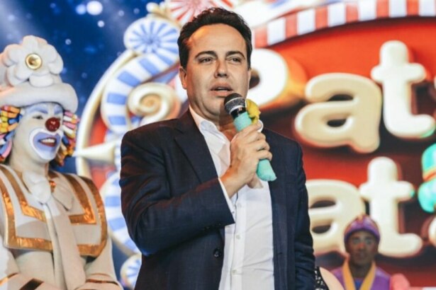 Rinaldi Faria discursando em evento do Patati e Patatá