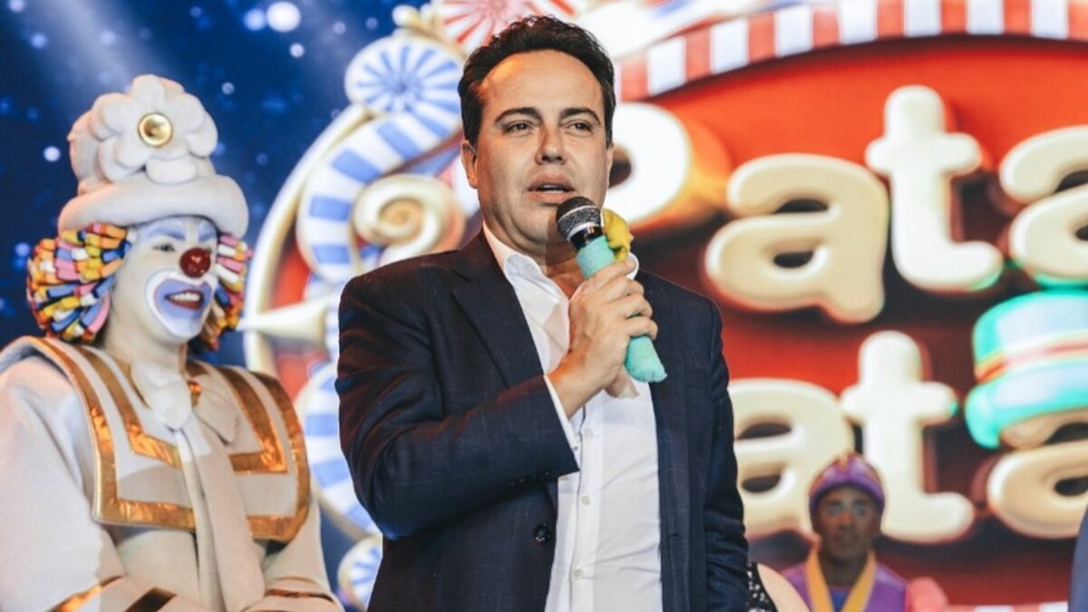 Rinaldi Faria discursando em evento do Patati e Patatá