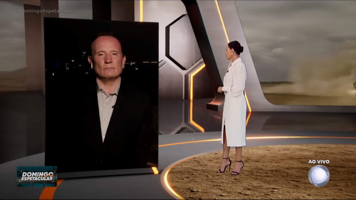 Roberto Cabrini direto de Israel conversando com Carolina Ferraz pelo telão do Domingo Espetacular