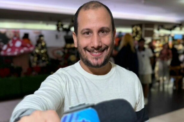 Repórter Rodrigo Assis em foto posada com o microfone do Fofocalizando