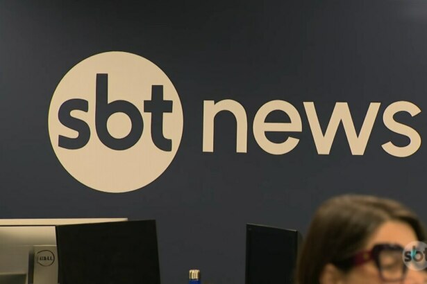 Logo do SBT News na parede azul da redação da emissora
