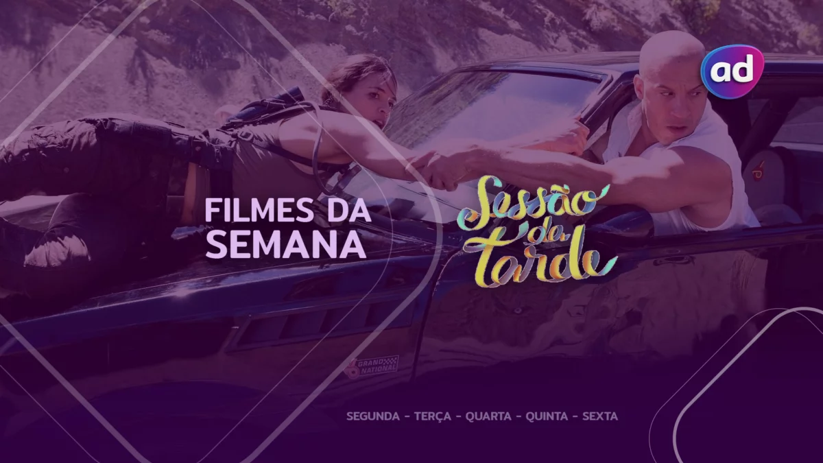 Mulher em cima do capô de um carro pega na mão de um homem que está dirigindo em cena do filme Velozes e Furiosos 4 na arte dos filmes da semana da Sessão da Tarde