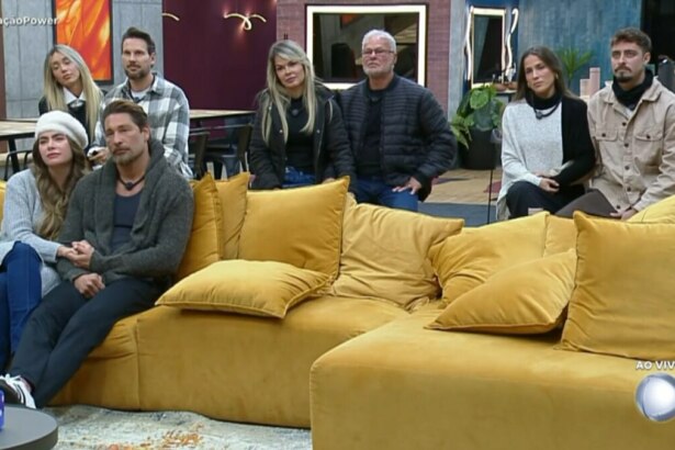 Tali e Pessina, Cris e Kadu, Nat e Eike Duarte sentados no banquinho da 9ª DR do Power Couple