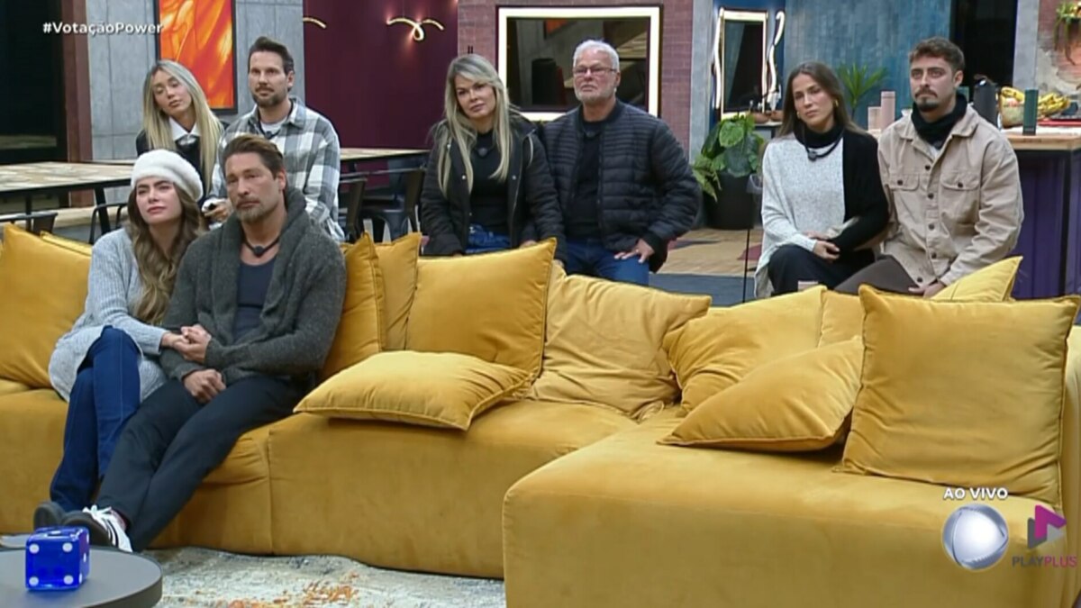 Tali e Pessina, Cris e Kadu, Nat e Eike Duarte sentados no banquinho da 9ª DR do Power Couple