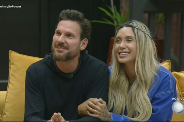 Tali e Pessina sentados no sofá do Power Couple