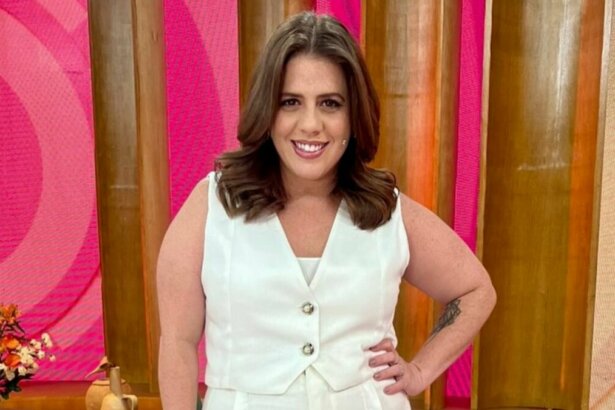 Tati Machado com a mão na cintura, em foto posada, no estúdio do Encontro