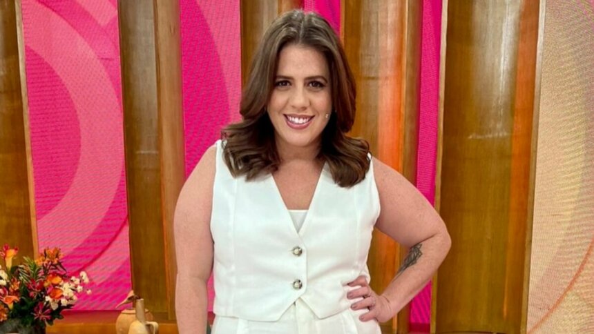 Tati Machado com a mão na cintura, em foto posada, no estúdio do Encontro