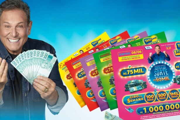 Luis Ricardo segura cédulas de 100 reais ao lado dos bilhetes da Tele Sena Semanal. Ele está sorrindo e pedindo para comprar o bilhete