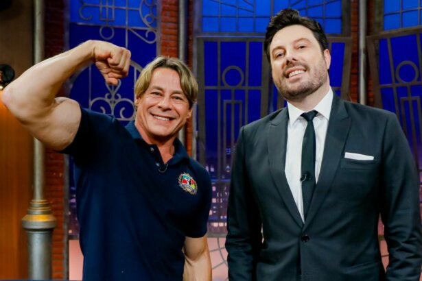 Theo Becker e Danilo Gentili em todo posada no cenário do The Noite