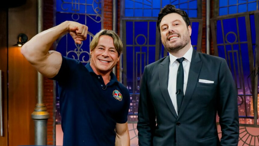 Theo Becker e Danilo Gentili em todo posada no cenário do The Noite