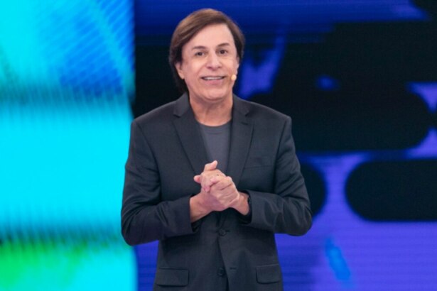 Tom Cavalcante sorridente em trecho do programa Acerte ou Caia na RECORD