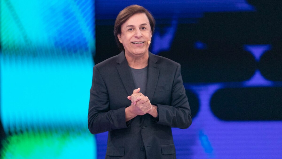 Tom Cavalcante sorridente em trecho do programa Acerte ou Caia na RECORD